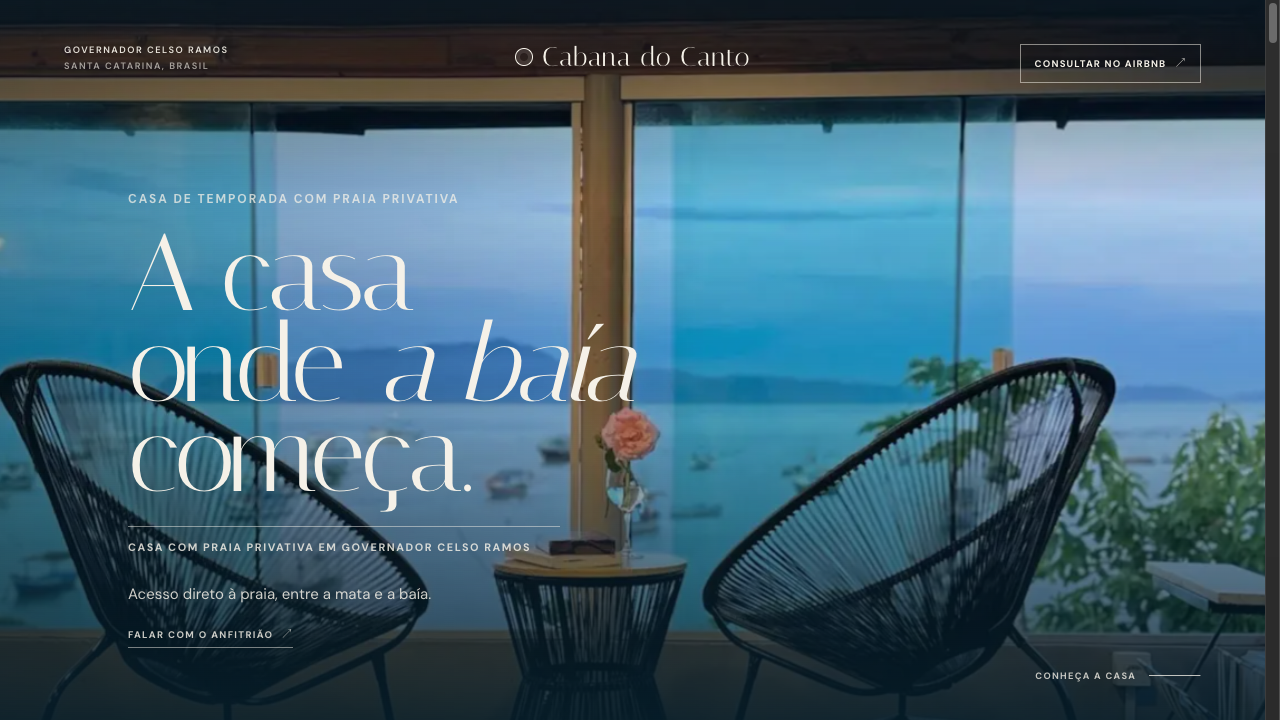 Captura da hero do site Cabana do Canto, com o título “A casa onde a baía começa” sobre a foto da baía.